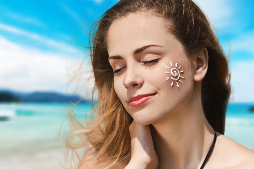 mujer tomando el sol en la cara