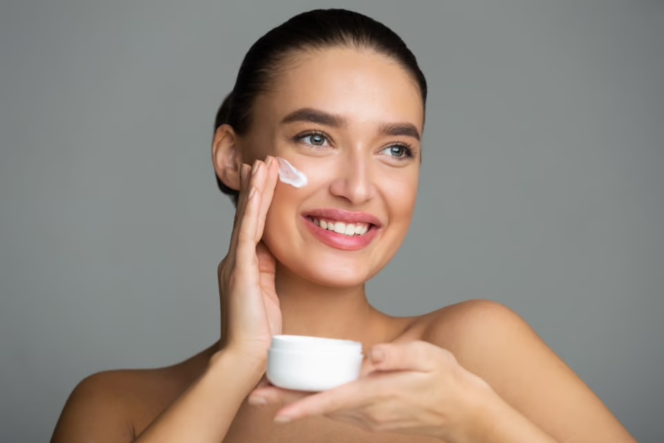 Muje_aplicandose_crema_hidratante