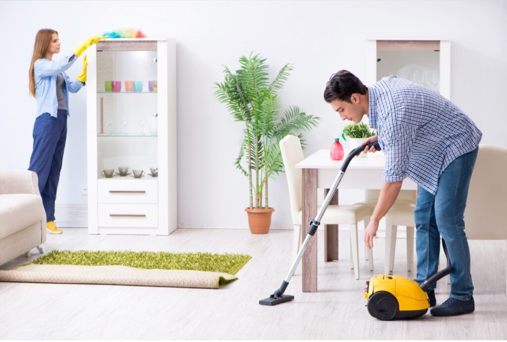 Pareja limpiando el hogar
