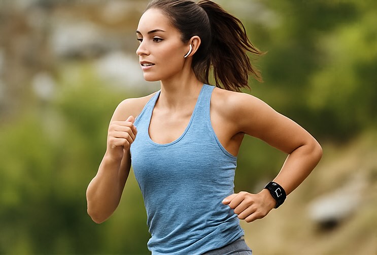 mujer corriendo con smartwatch